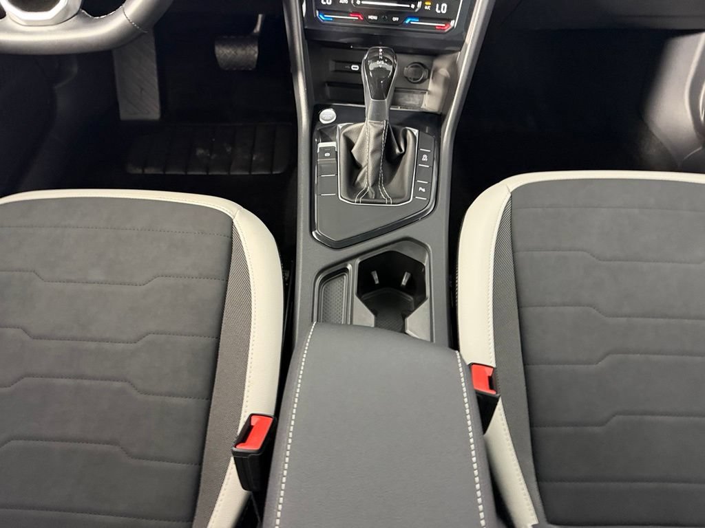 Used 2025 Volkswagen Taos SE w/ Panoramic Sunroof Package FWD image 17