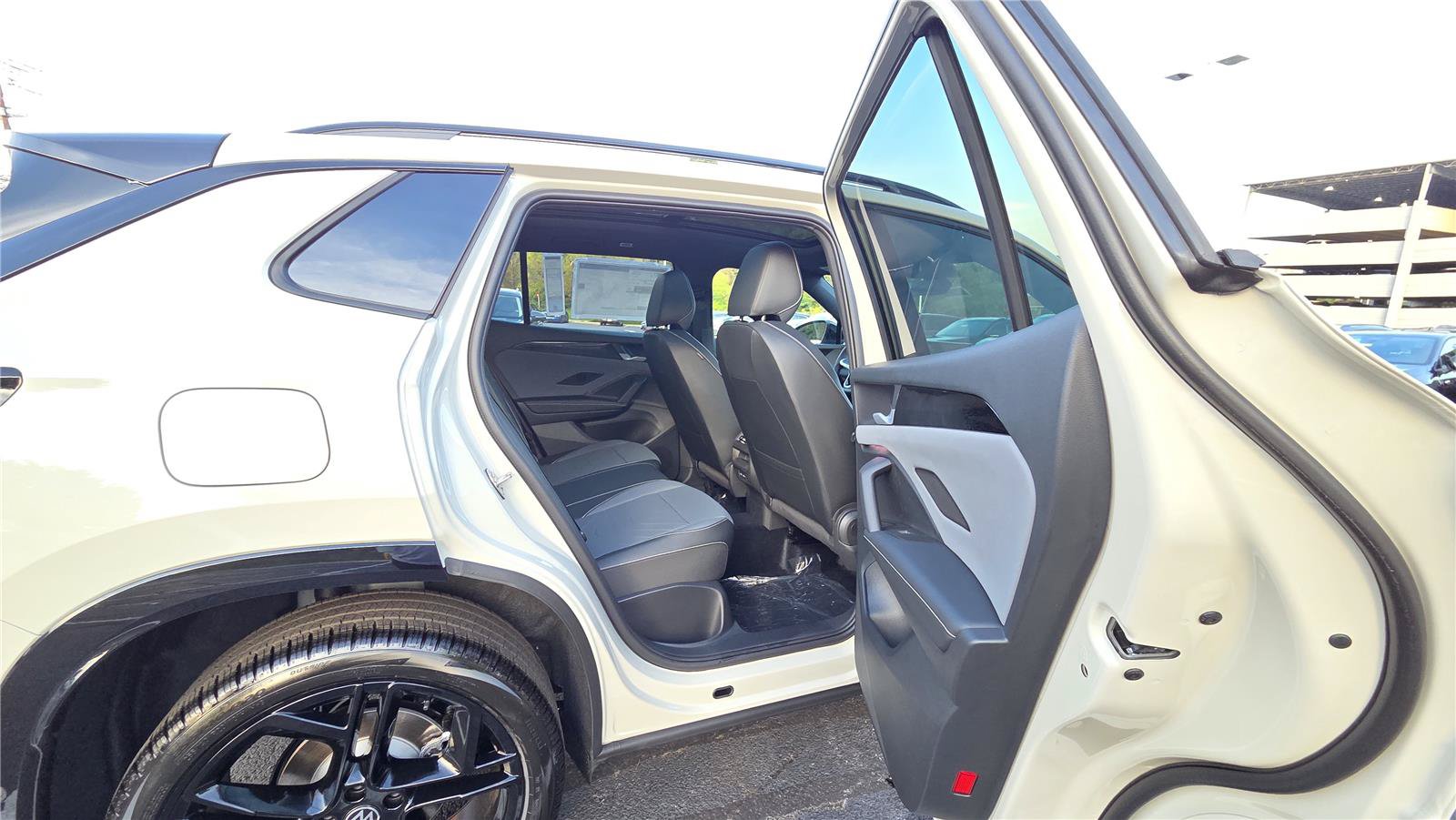 New 2026 Volkswagen Tiguan SE R-Line AWD/4WD image 32