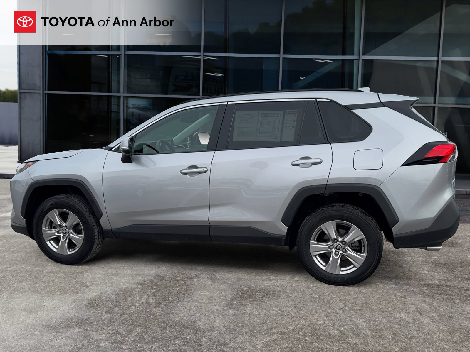 Used 2022 Toyota RAV4 XLE AWD/4WD image 8