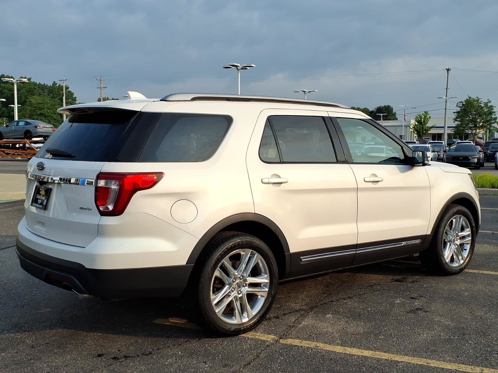 Used 2017 Ford Explorer XLT w/ Equipment Group 202A AWD/4WD image 12