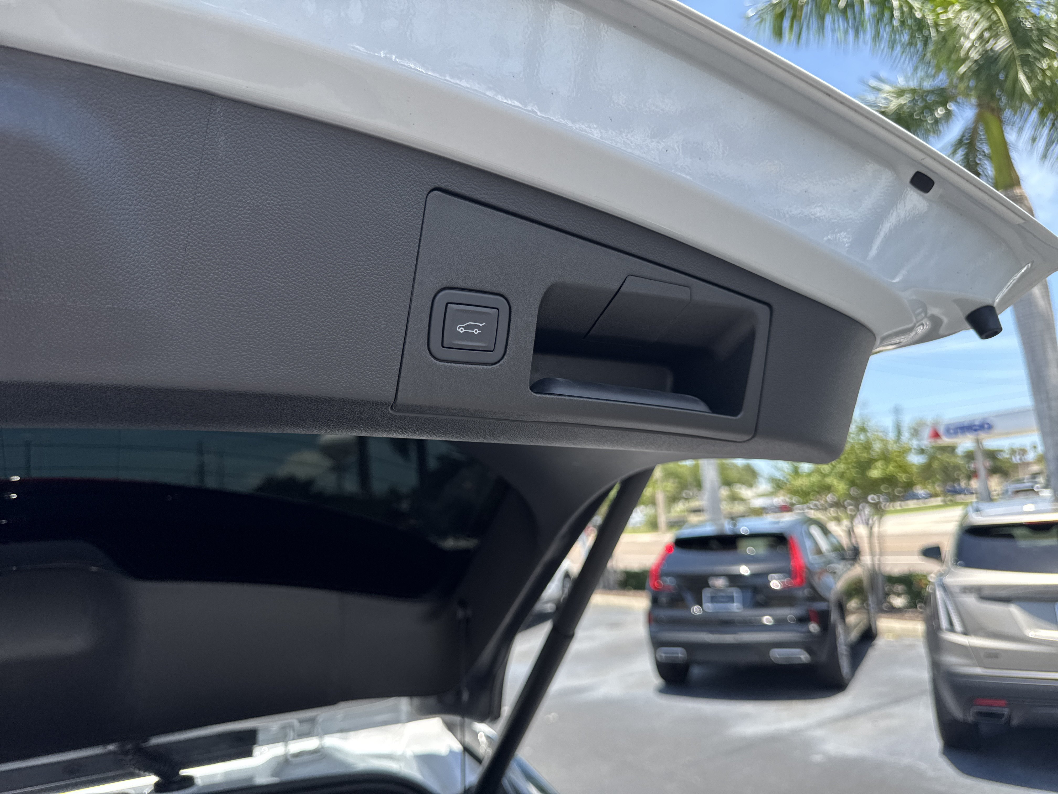 Certified 2025 Cadillac XT4 Sport w/ LPO, Onyx Lite Package FWD image 12