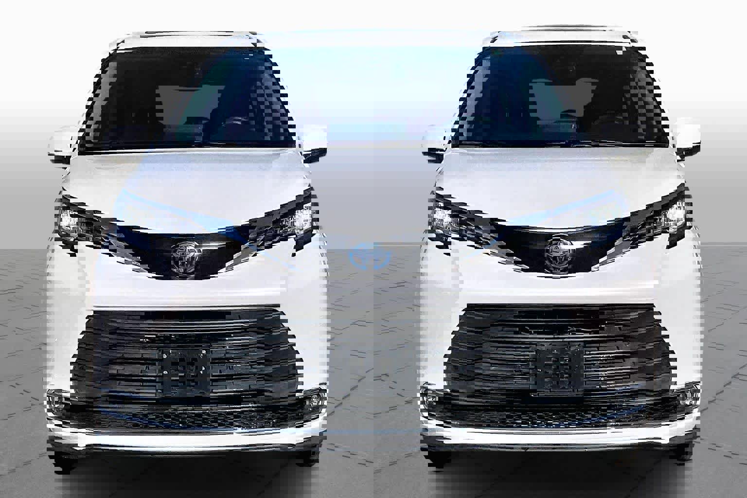 Used 2022 Toyota Sienna XLE image 3