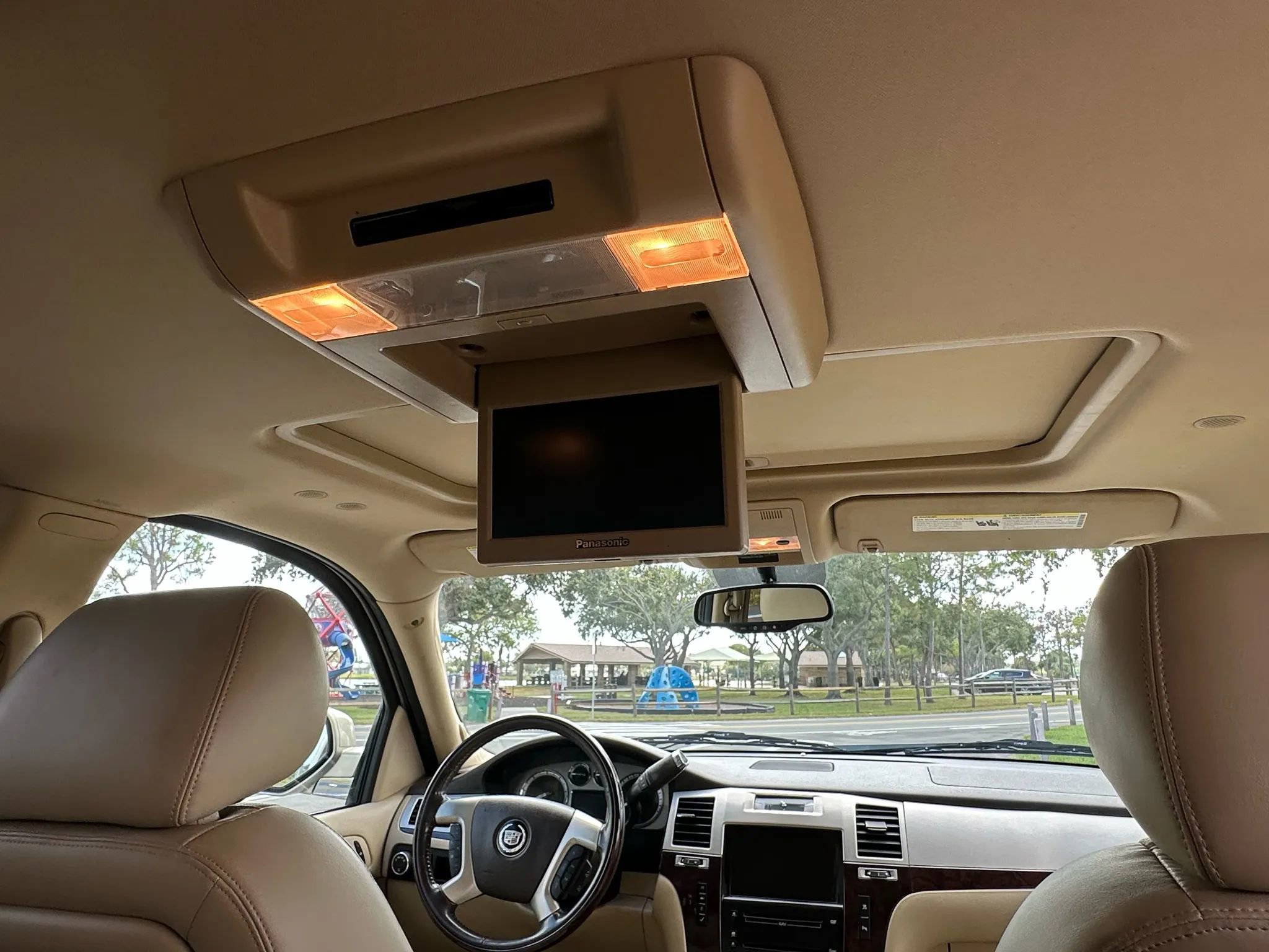 Used 2010 Cadillac Escalade Premium image 26