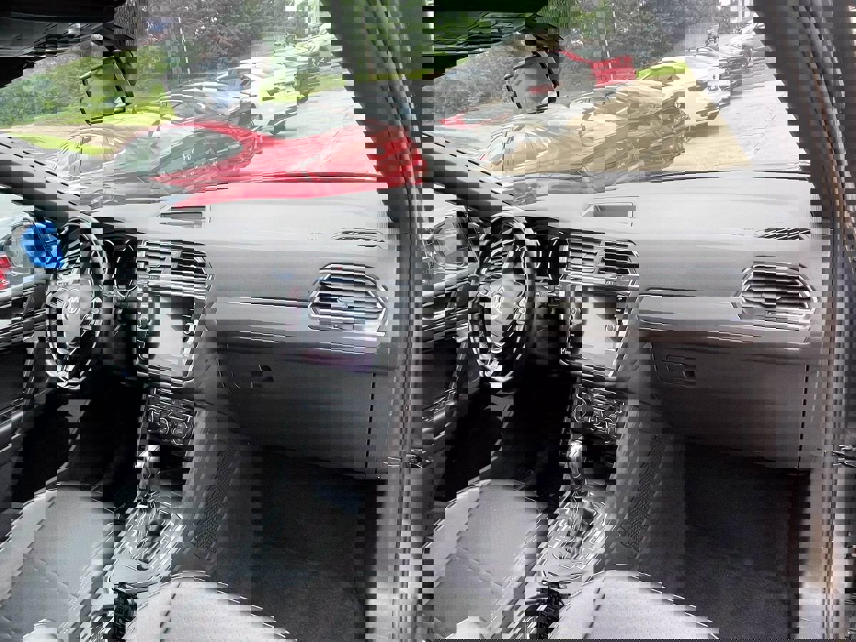 Used 2021 Volkswagen Tiguan SE R-Line image 9