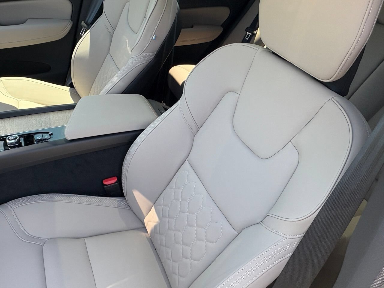 New 2026 Volvo XC60 B5 Plus w/ Protection Package Premier AWD/4WD image 16
