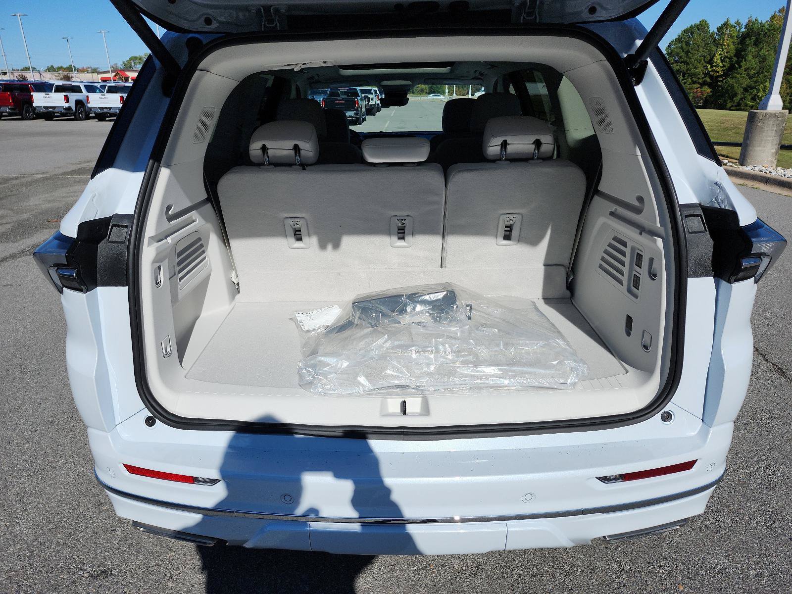 New 2026 Buick Enclave Avenir w/ Super Cruise Package FWD image 8