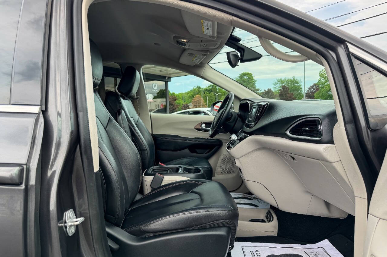 Used 2017 Chrysler Pacifica Touring-L FWD image 10