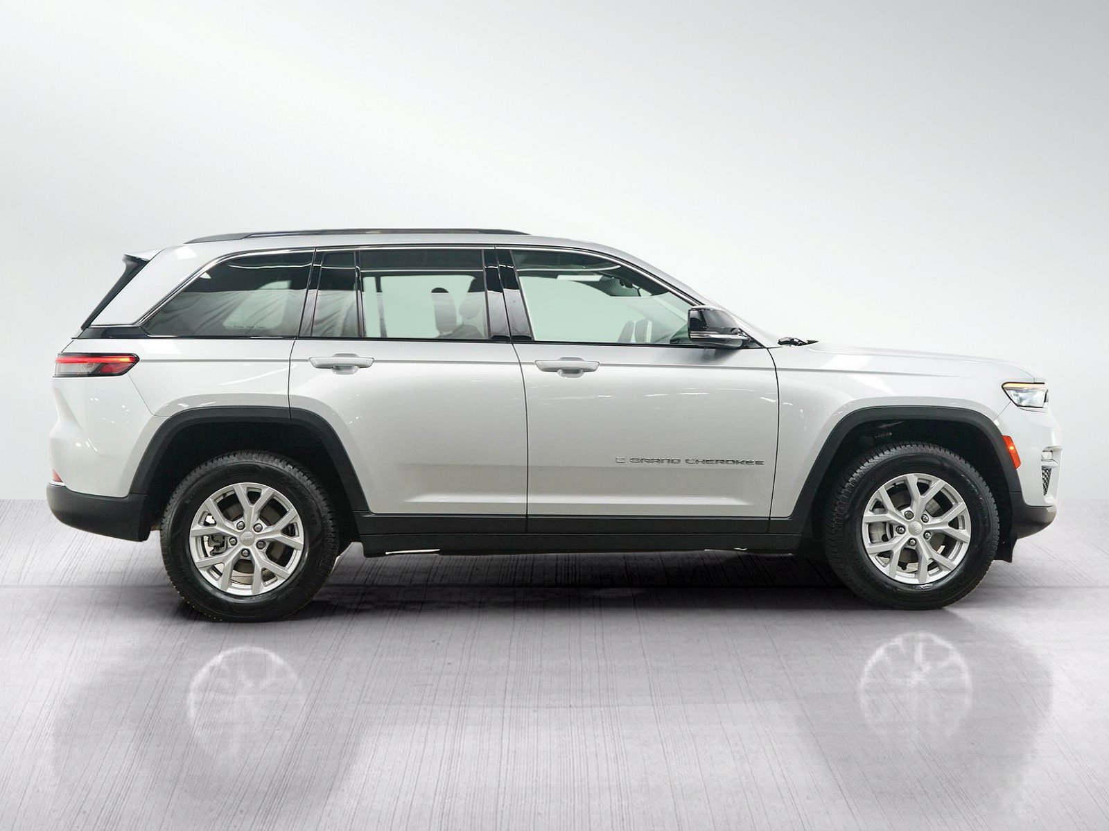 Used 2023 Jeep Grand Cherokee Limited AWD/4WD image 6