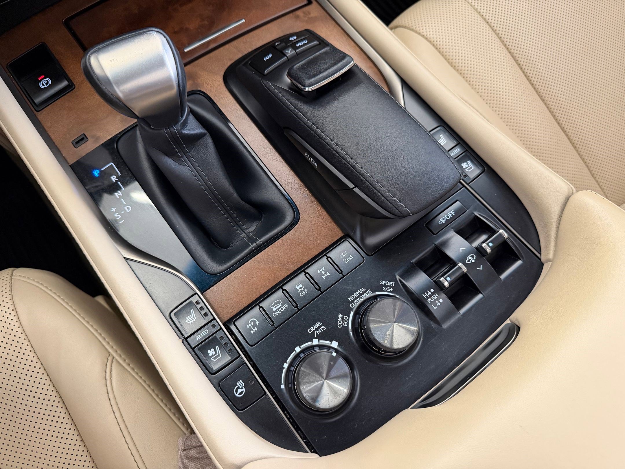 Used 2020 Lexus LX 570 4WD w/ Luxury Package image 19