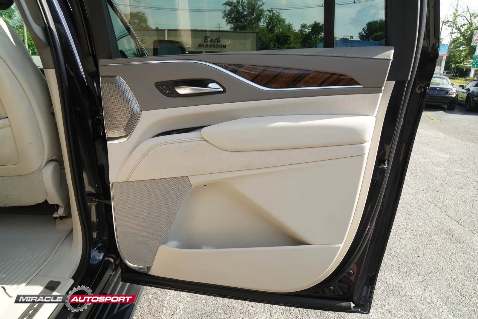 Used 2021 Cadillac Escalade ESV Premium Luxury Platinum AWD/4WD image 37