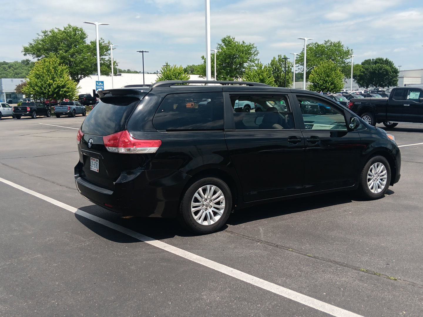 Used 2012 Toyota Sienna XLE FWD image 4