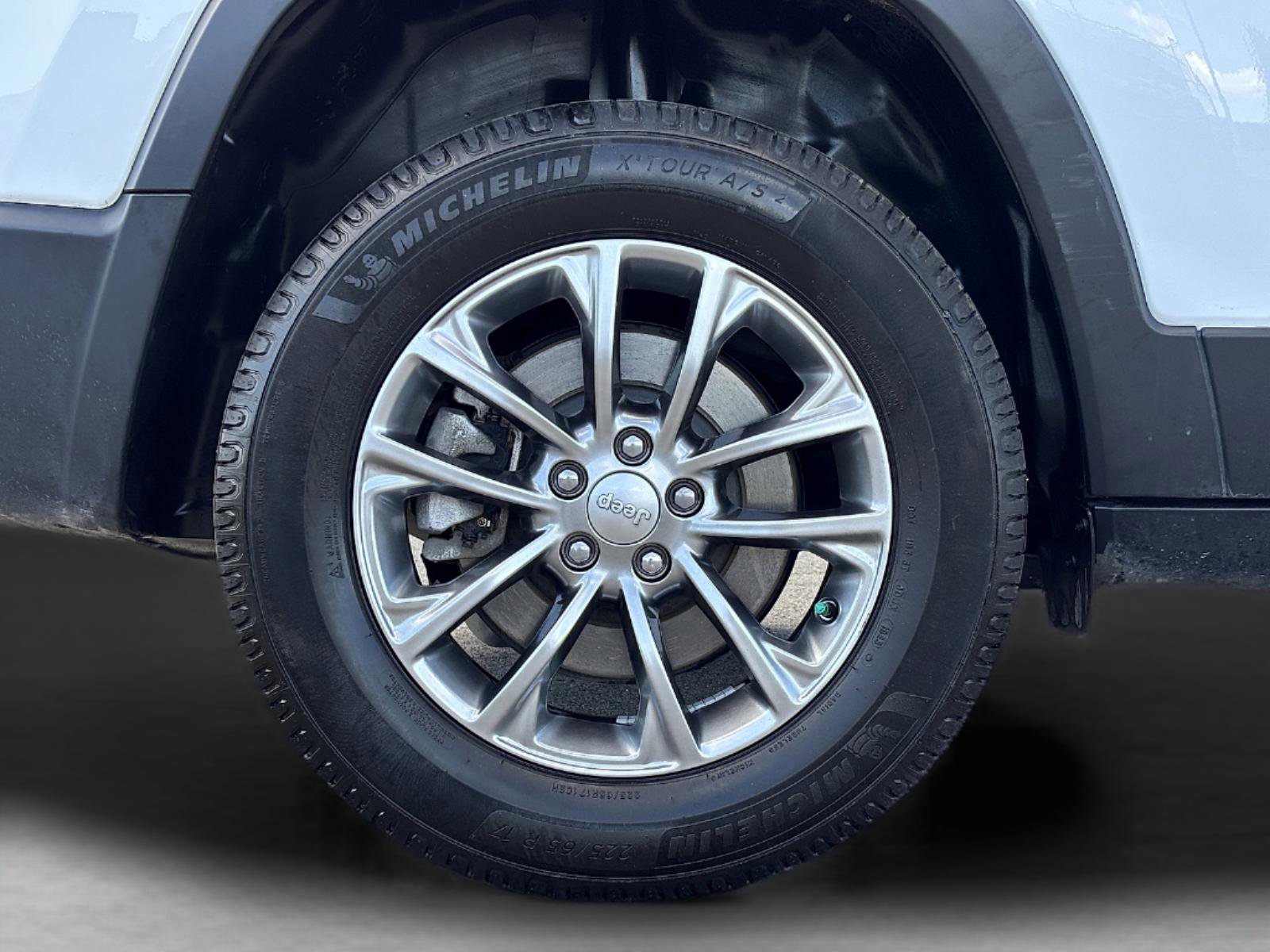 Used 2020 Jeep Cherokee Latitude Plus w/ Cold Weather Group AWD/4WD image 10