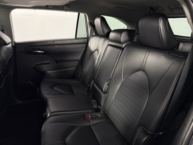 Used 2023 Toyota Highlander XLE image 16