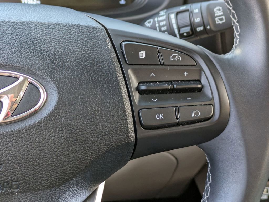 Used 2025 Hyundai Venue SEL image 21