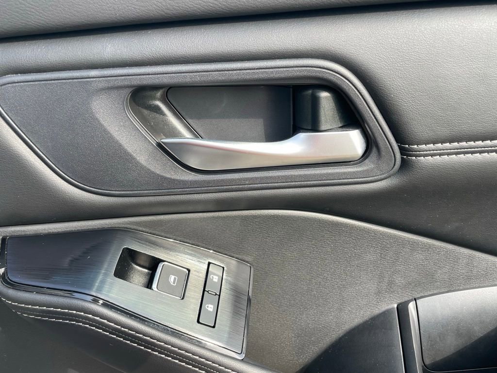 Used 2024 Nissan Rogue SL image 14