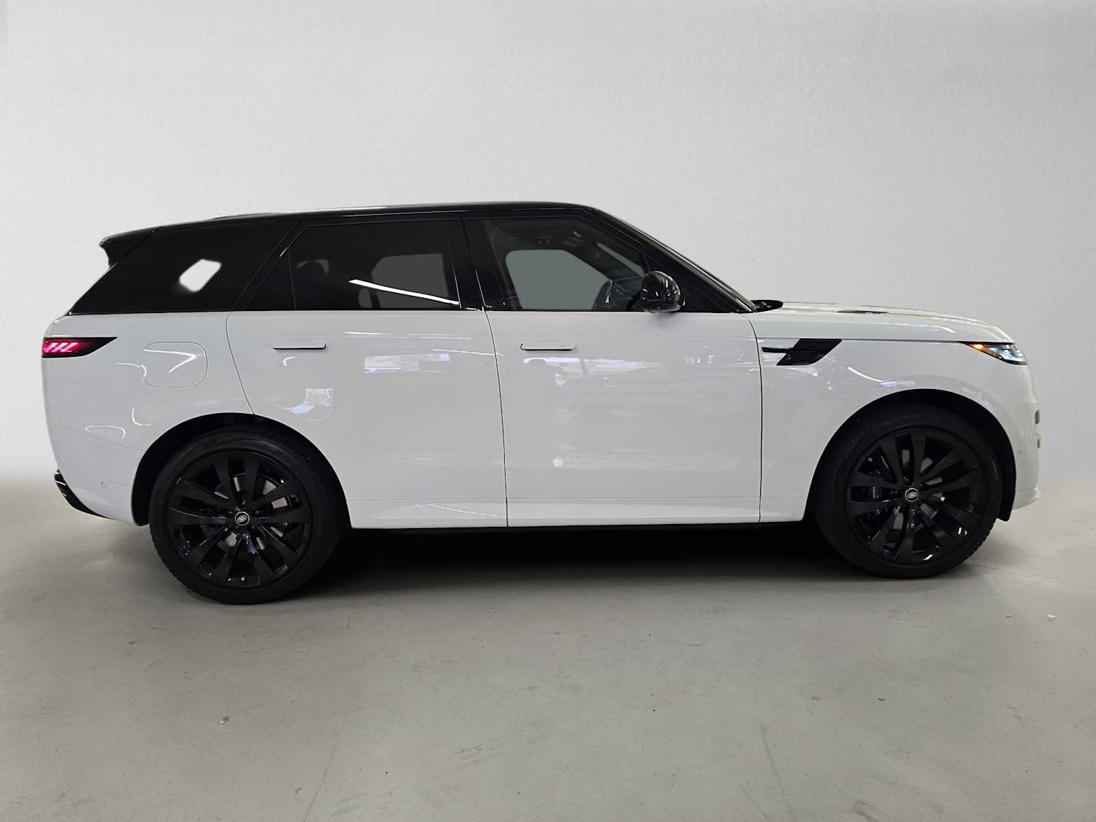 Used 2024 Land Rover Range Rover Sport Dynamic SE AWD/4WD image 6
