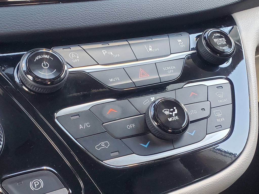 Used 2024 Chrysler Pacifica Touring-L image 27