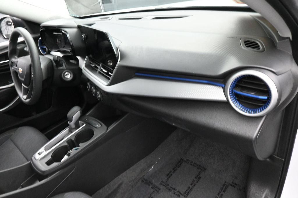 Used 2025 Chevrolet Trax LS FWD image 37