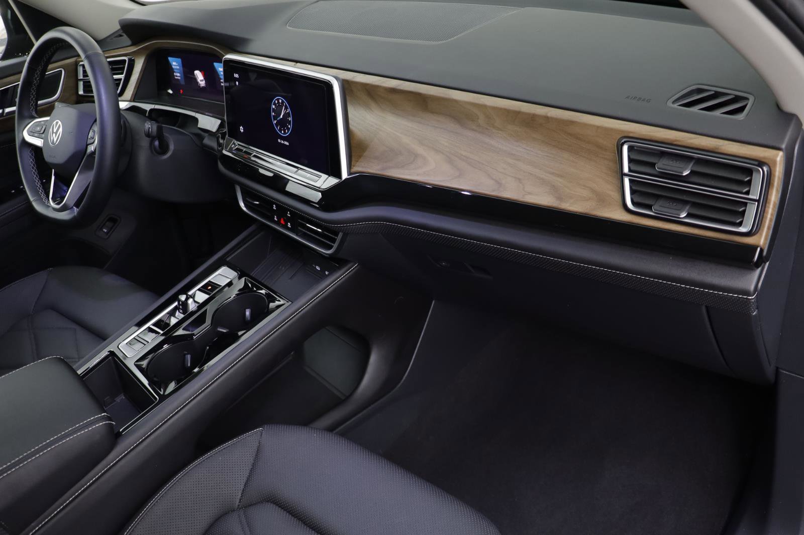 Used 2025 Volkswagen Atlas SE w/ Black Wheel Package image 19