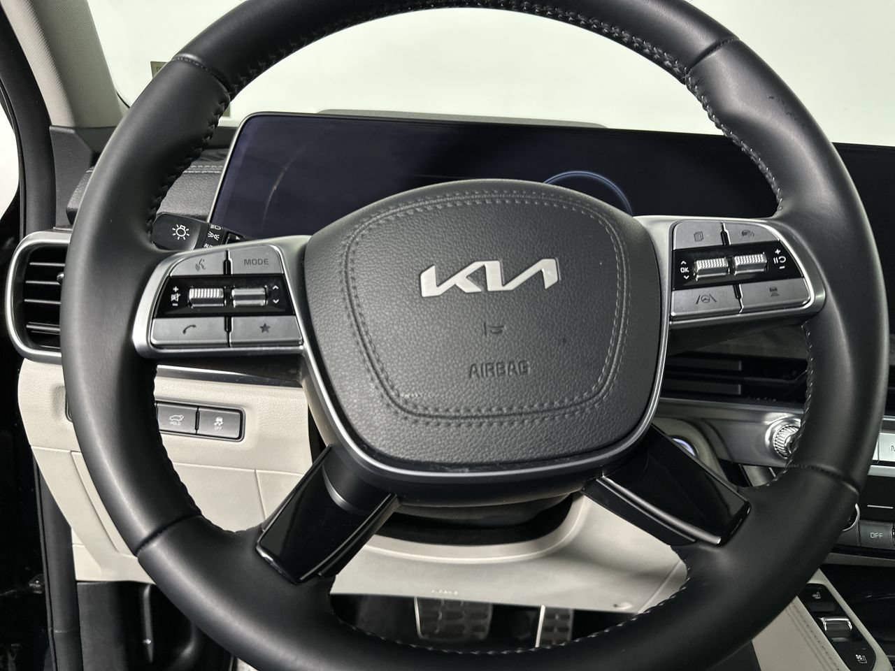Certified 2025 Kia Telluride SX w/ SX Captain's Chair Package FWD image 6