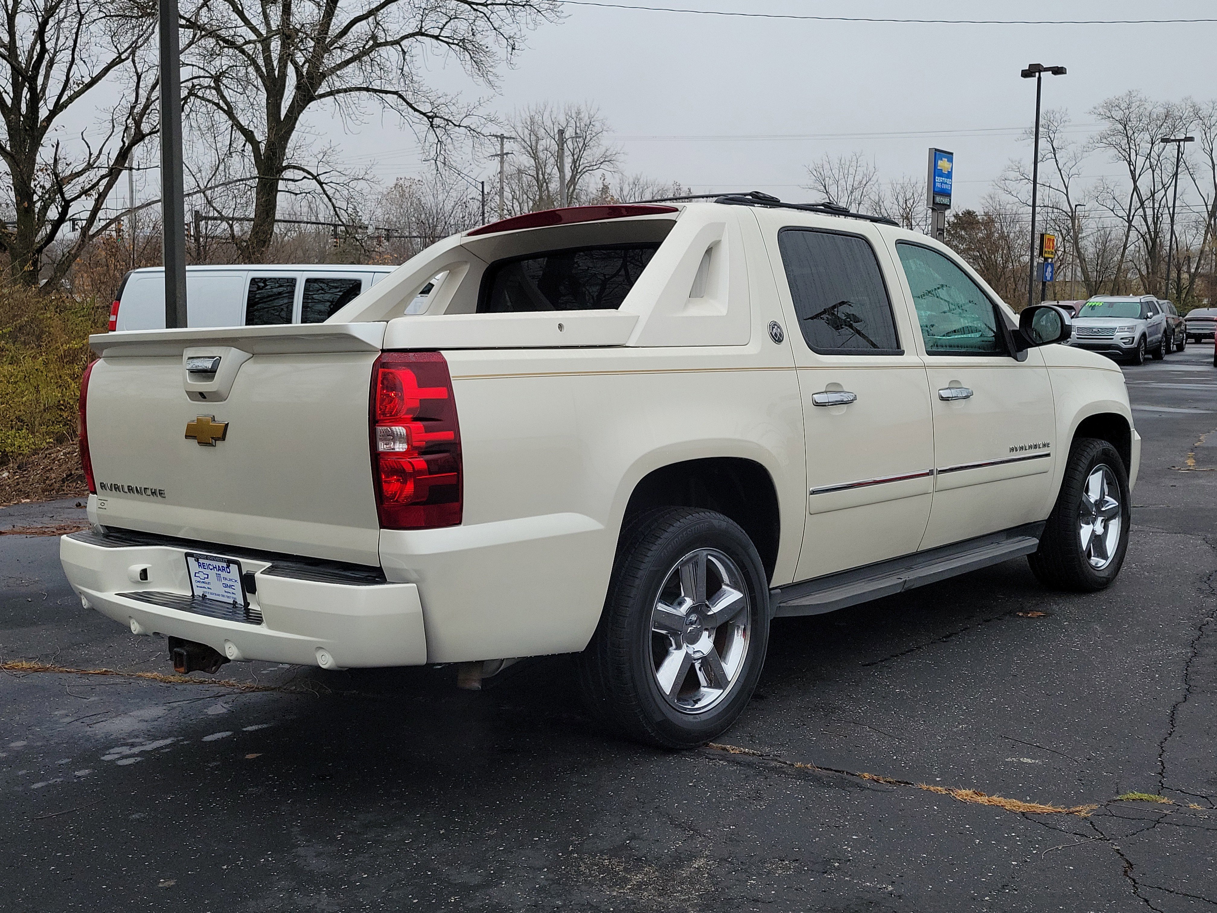 Used 2013 Chevrolet Avalanche LTZ image 4