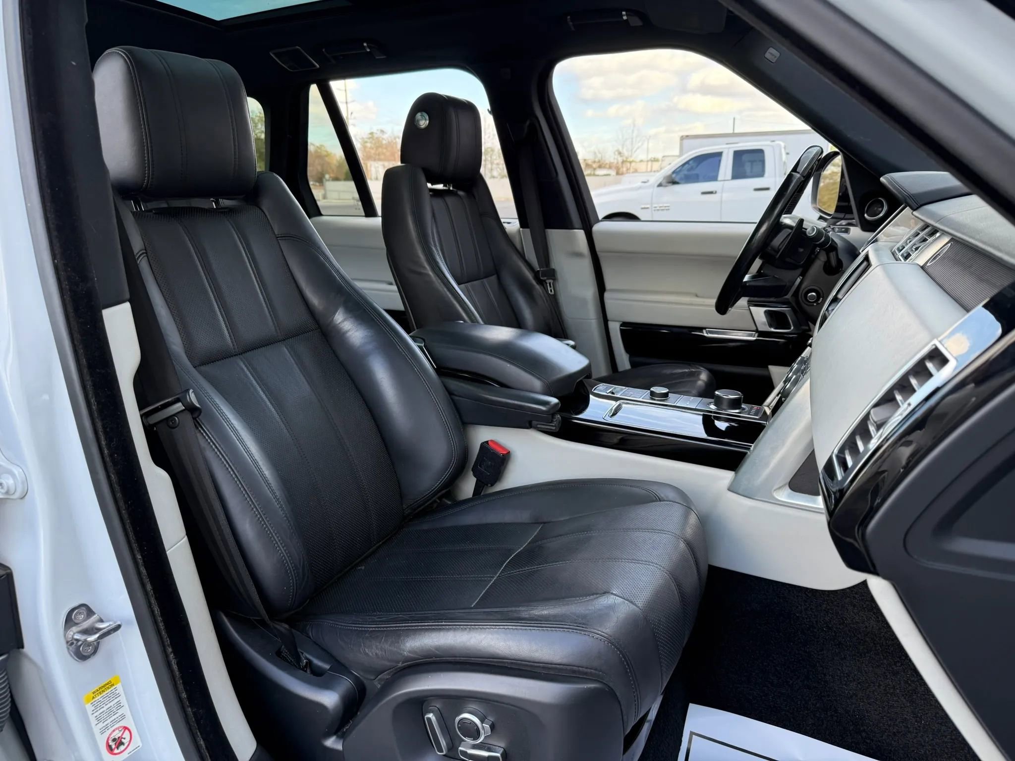 Used 2016 Land Rover Range Rover HSE image 23