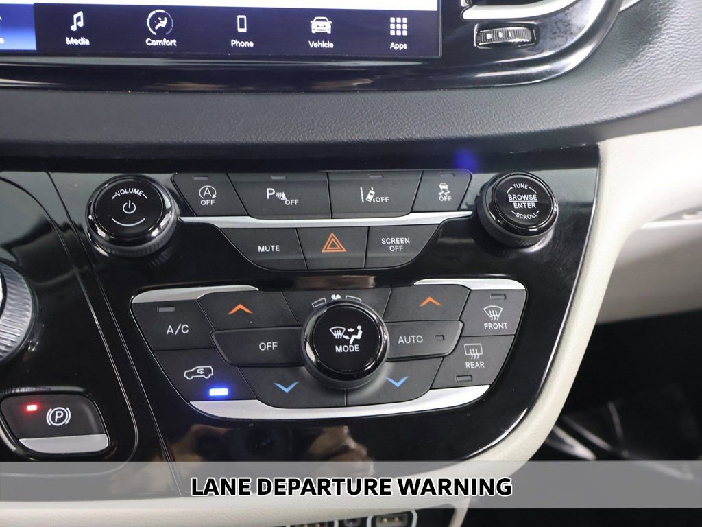 Used 2023 Chrysler Pacifica Touring-L image 5
