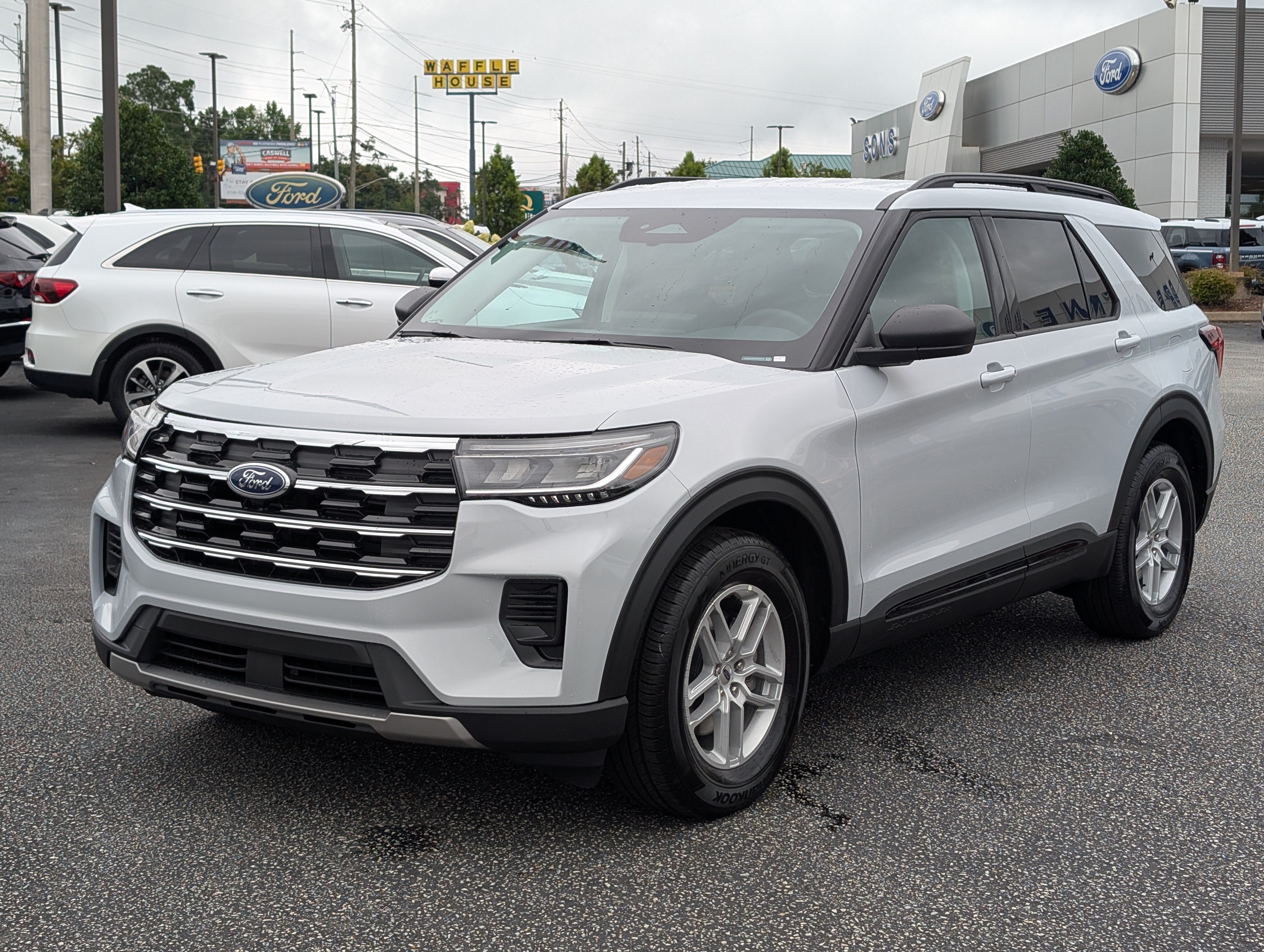 New 2026 Ford Explorer Active RWD image 2