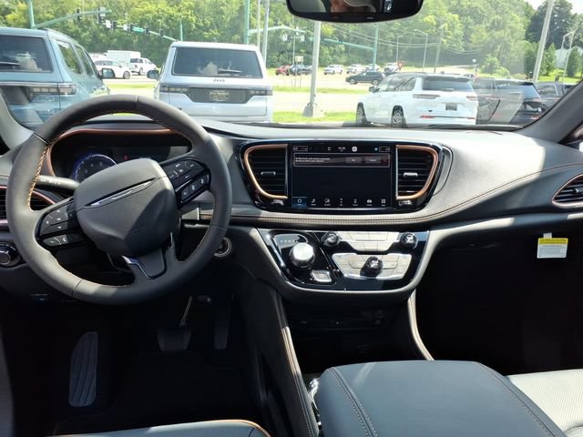 New 2027 Chrysler Pacifica Pinnacle FWD image 9
