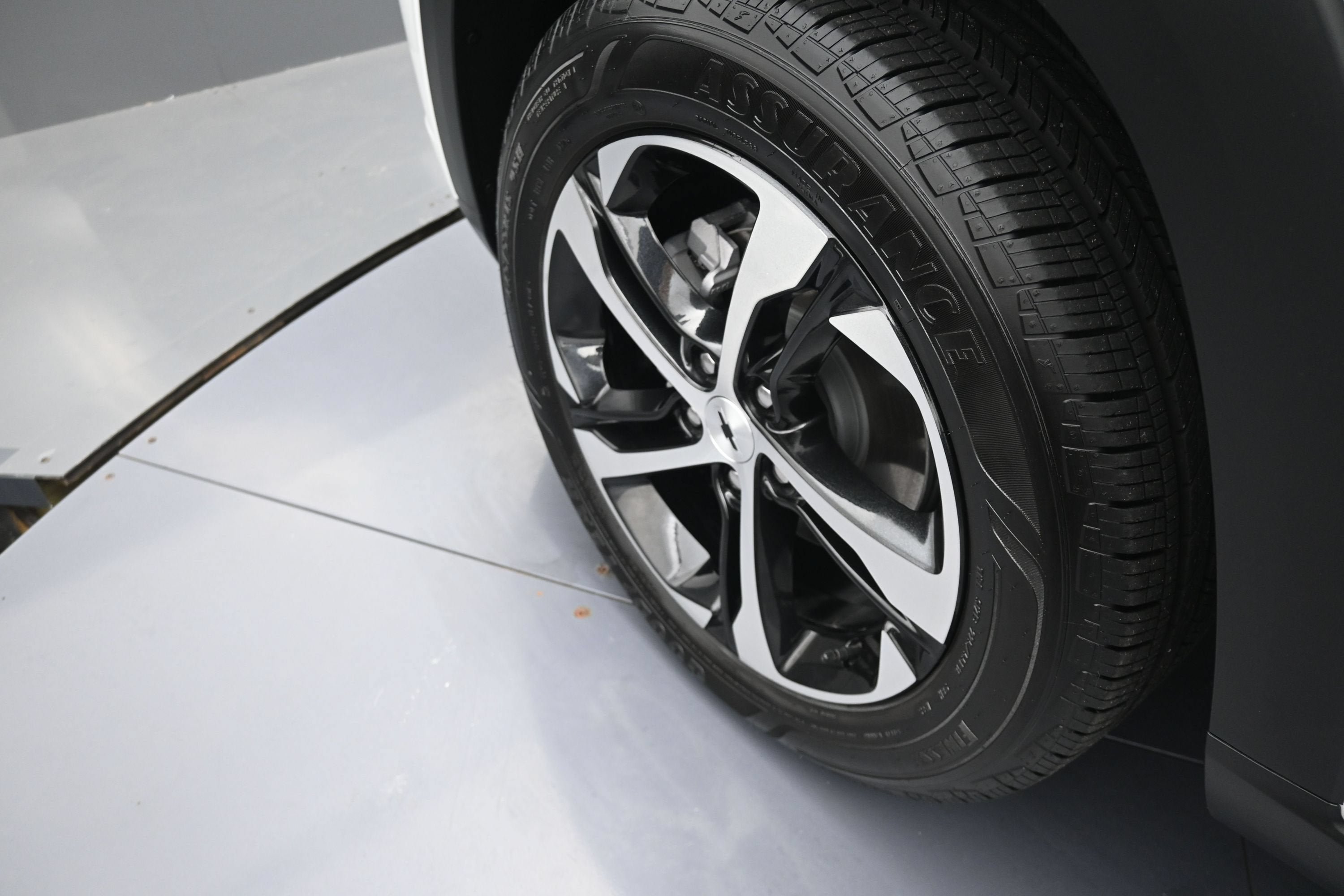 Used 2025 Chevrolet Trax RS w/ Sunroof Package FWD image 31