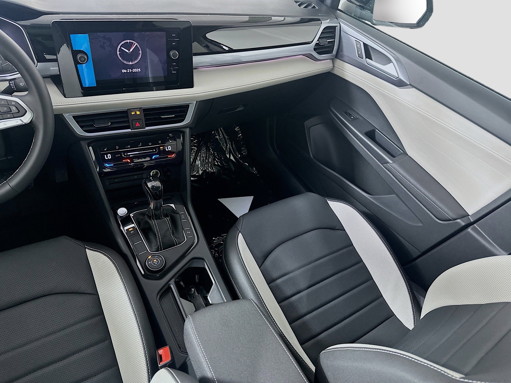 Certified 2025 Volkswagen Taos SEL image 17