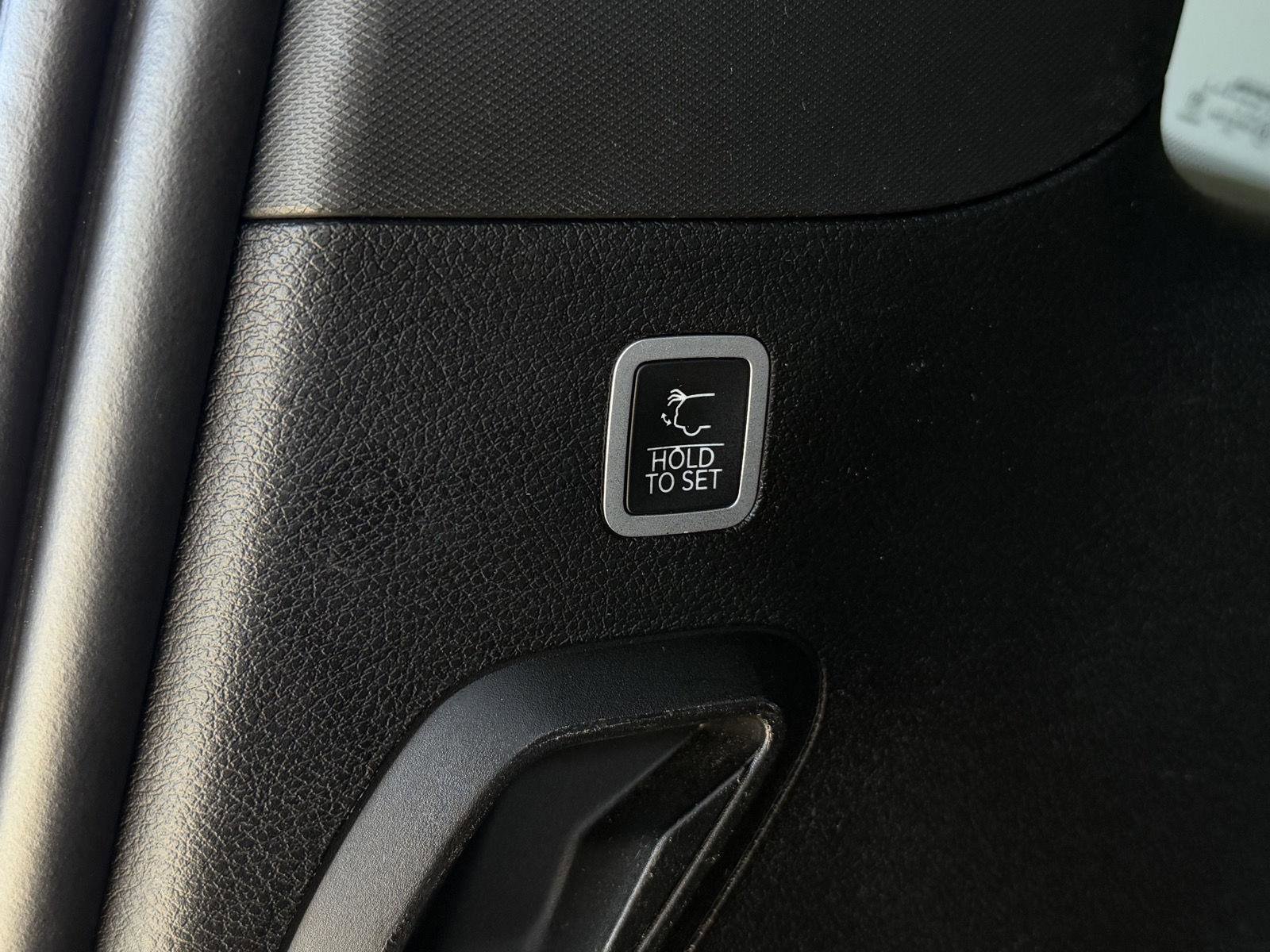 Used 2024 Jeep Wagoneer Series II w/ Flexible Seating Group image 30