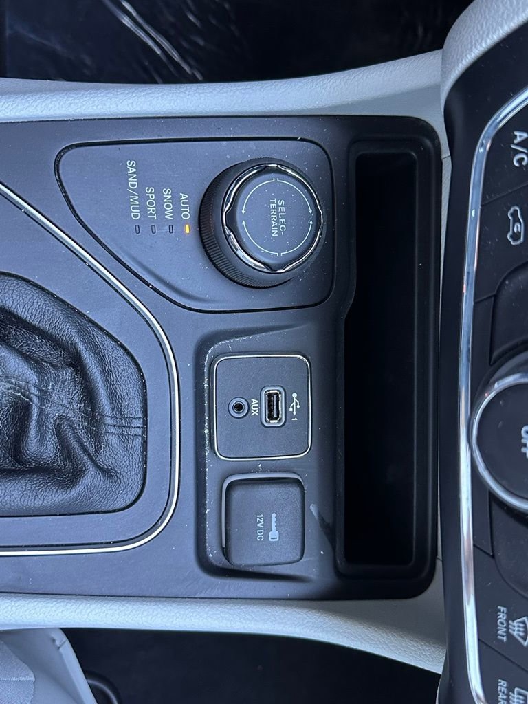 Used 2021 Jeep Cherokee Latitude Plus image 31