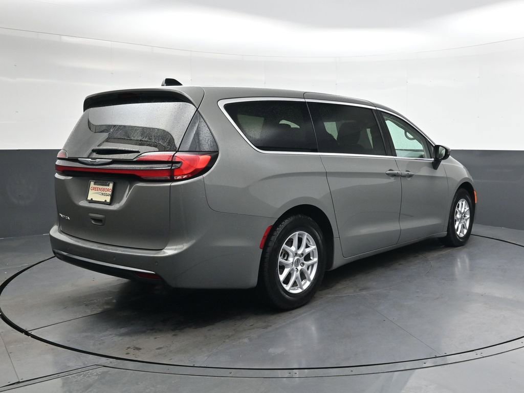 Used 2023 Chrysler Pacifica Touring-L image 4