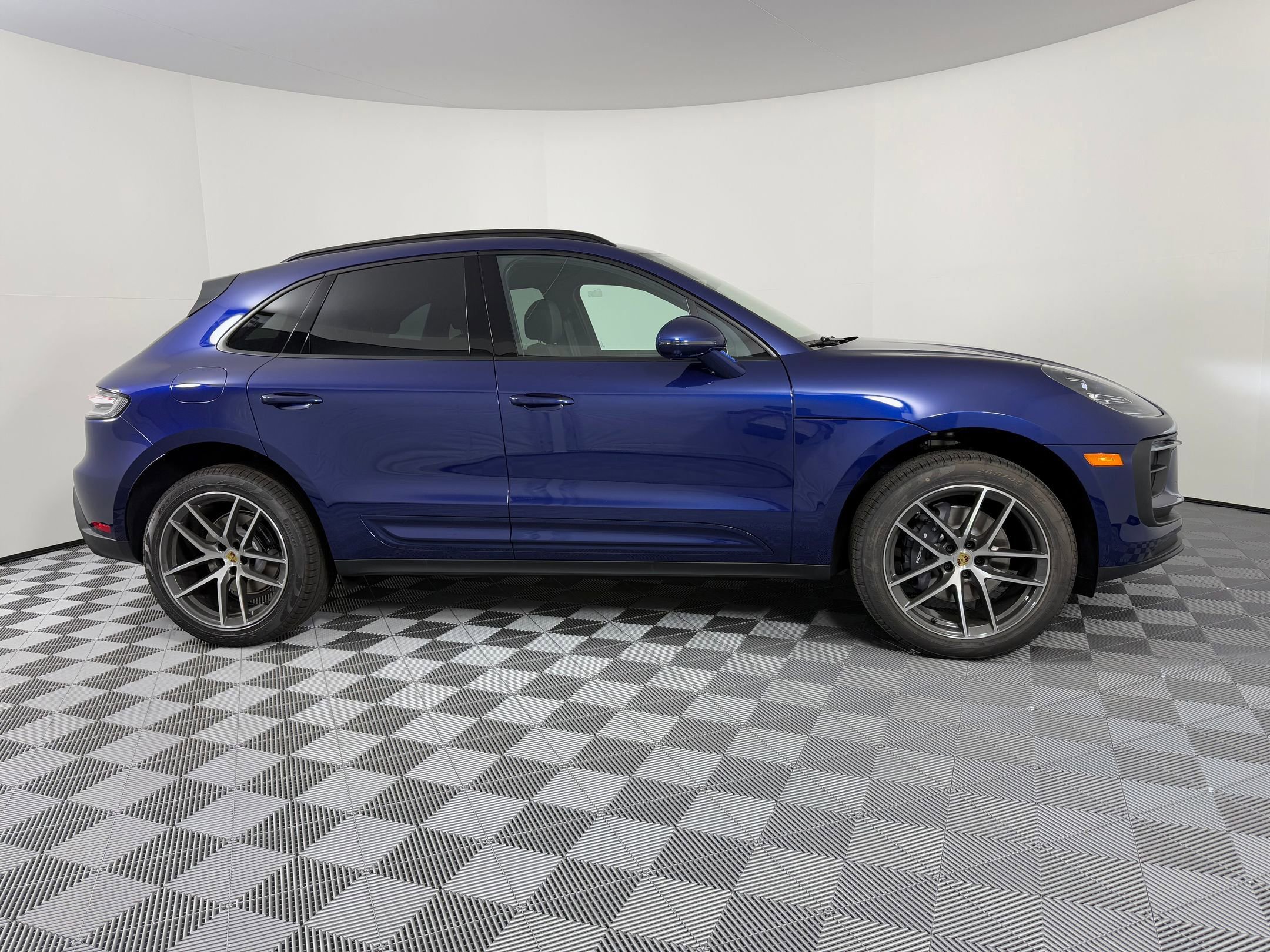 Certified 2026 Porsche Macan AWD/4WD image 8