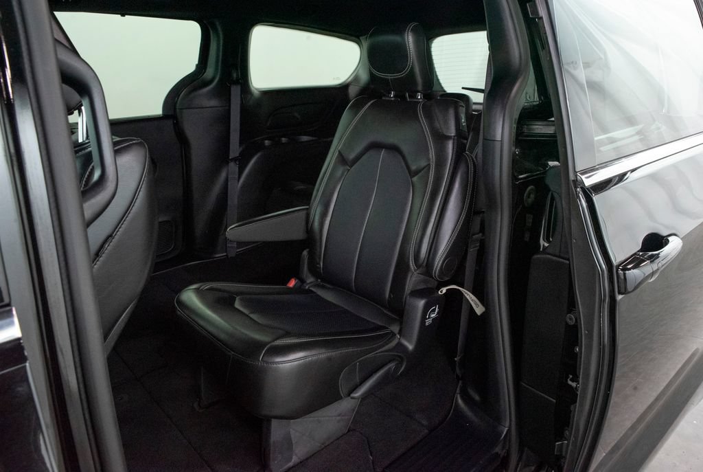 Used 2025 Chrysler Pacifica Select FWD image 9