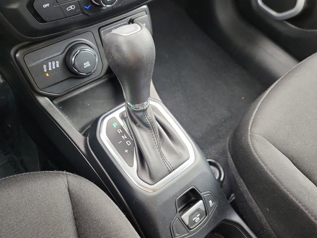 Used 2020 Jeep Renegade Latitude w/ Cold Weather Group image 28