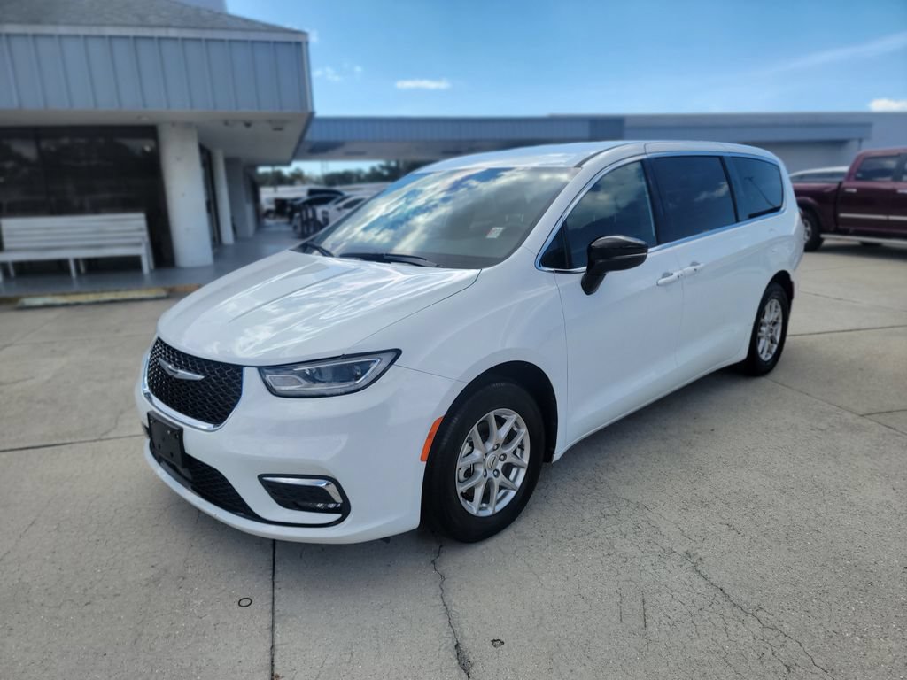 Used 2025 Chrysler Pacifica Select