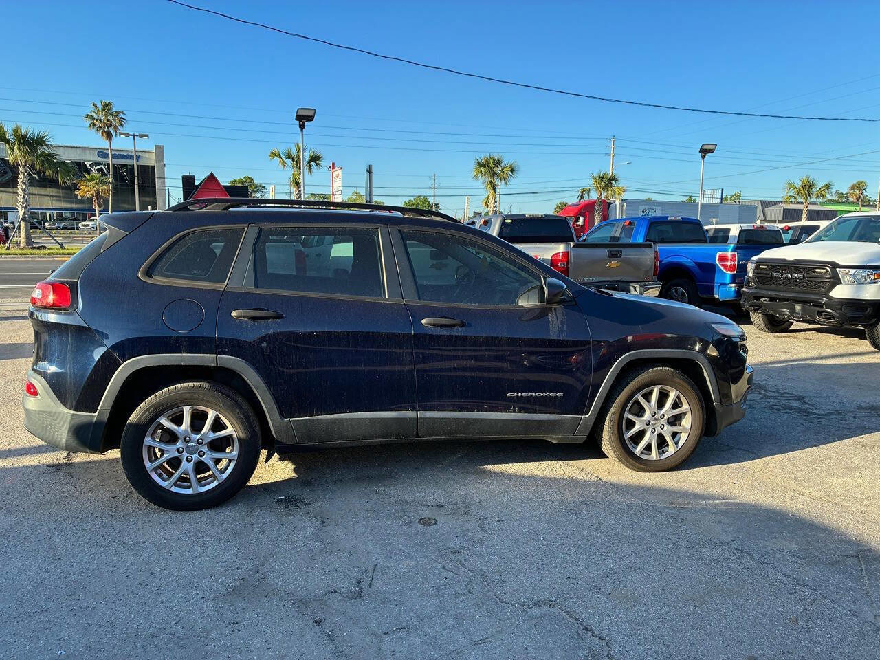 Used 2016 Jeep Cherokee Sport image 8