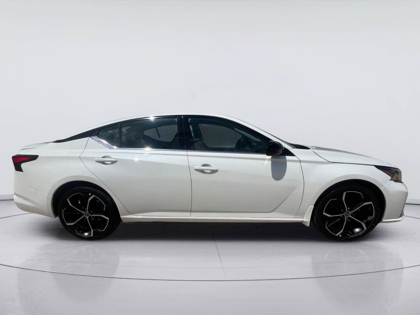 Used 2025 Nissan Altima 2.5 SR FWD image 2