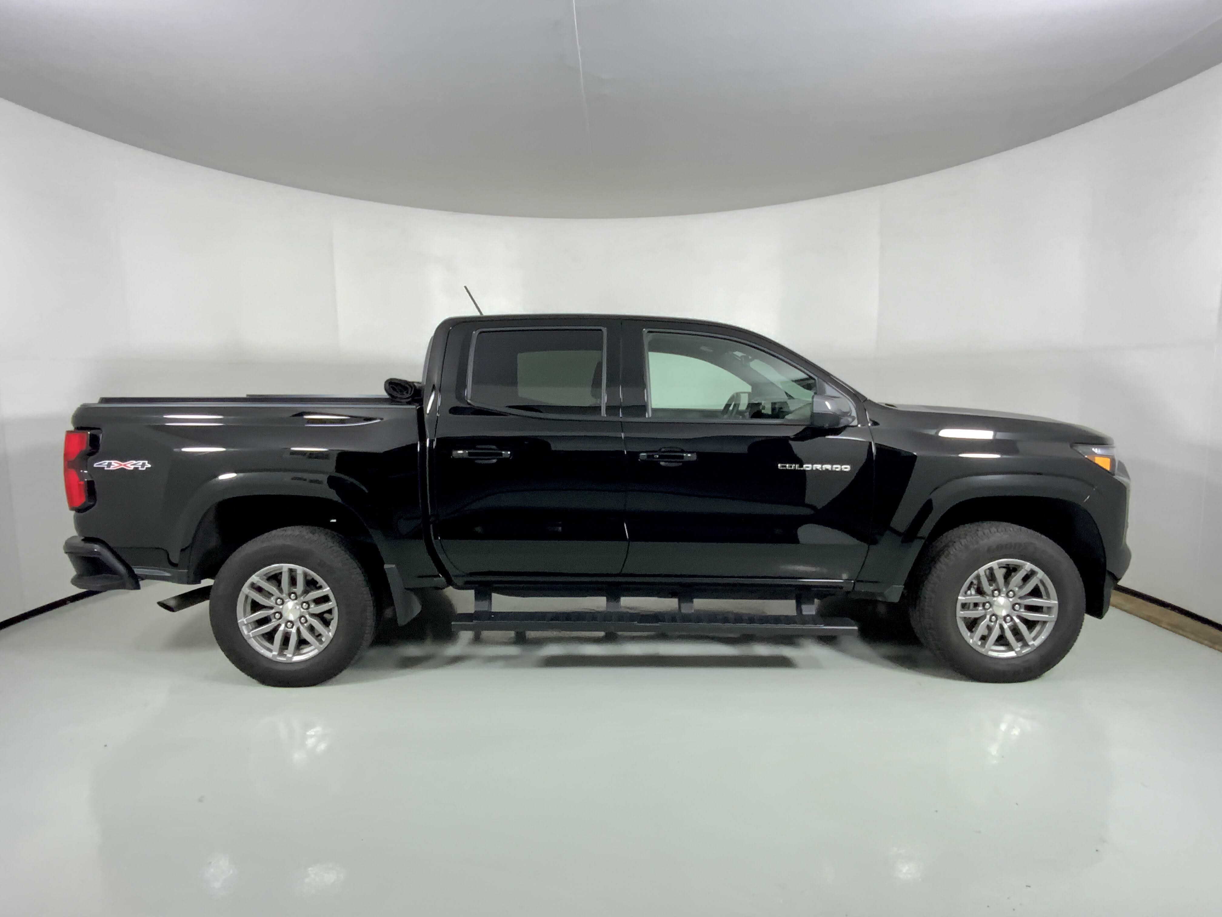 Used 2024 Chevrolet Colorado LT w/ LT Convenience Package III image 8