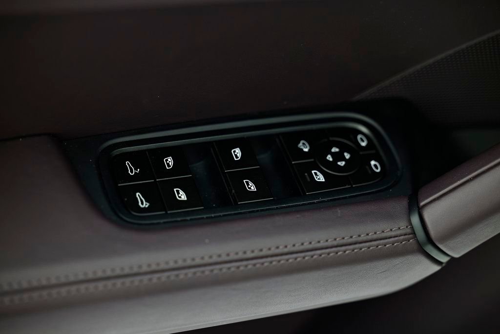 Certified 2025 Porsche Cayenne AWD/4WD image 21