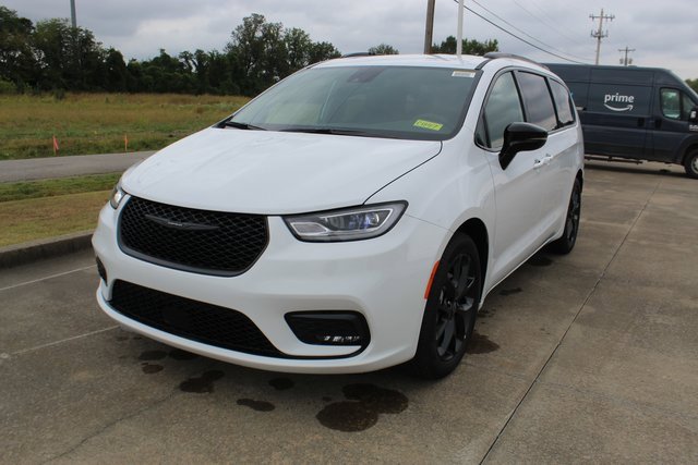 New 2026 Chrysler Pacifica Select