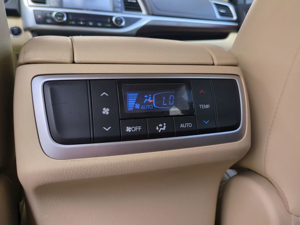 Used 2015 Toyota Highlander Limited w/ Driver Technology Package image 17