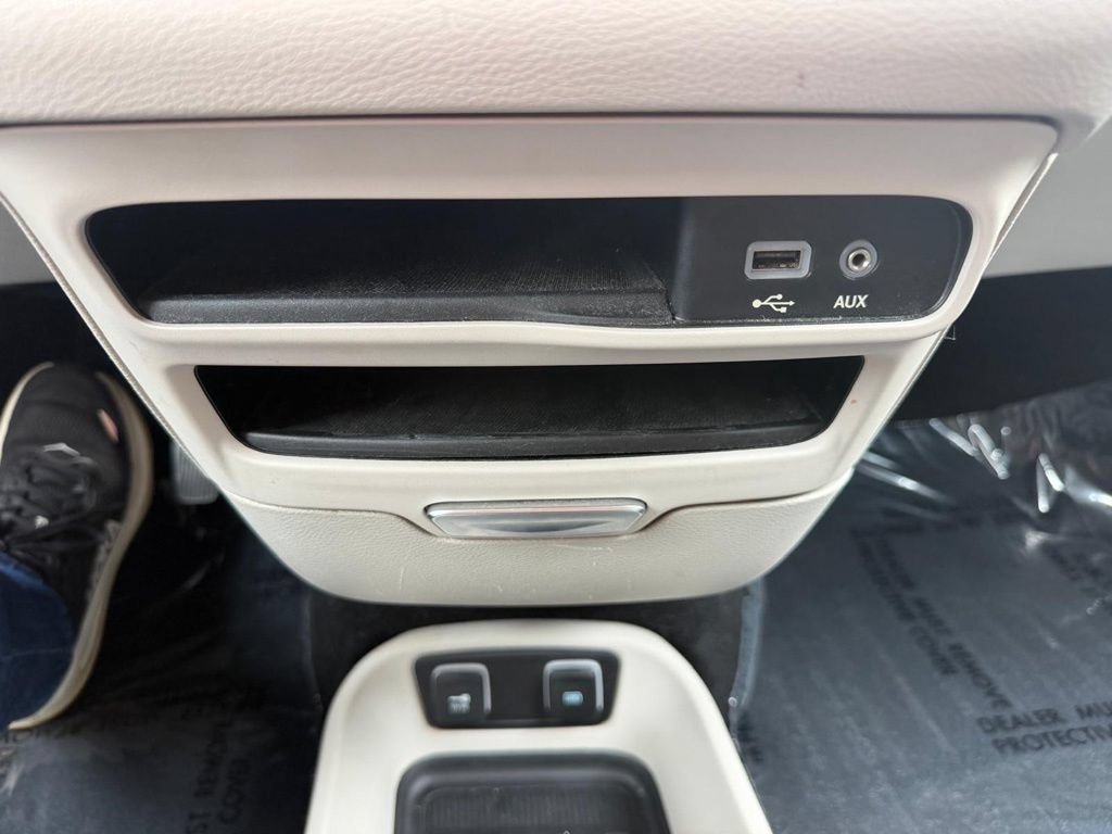 Used 2017 Chrysler Pacifica Touring Plus w/ Tire & Wheel Group FWD image 32