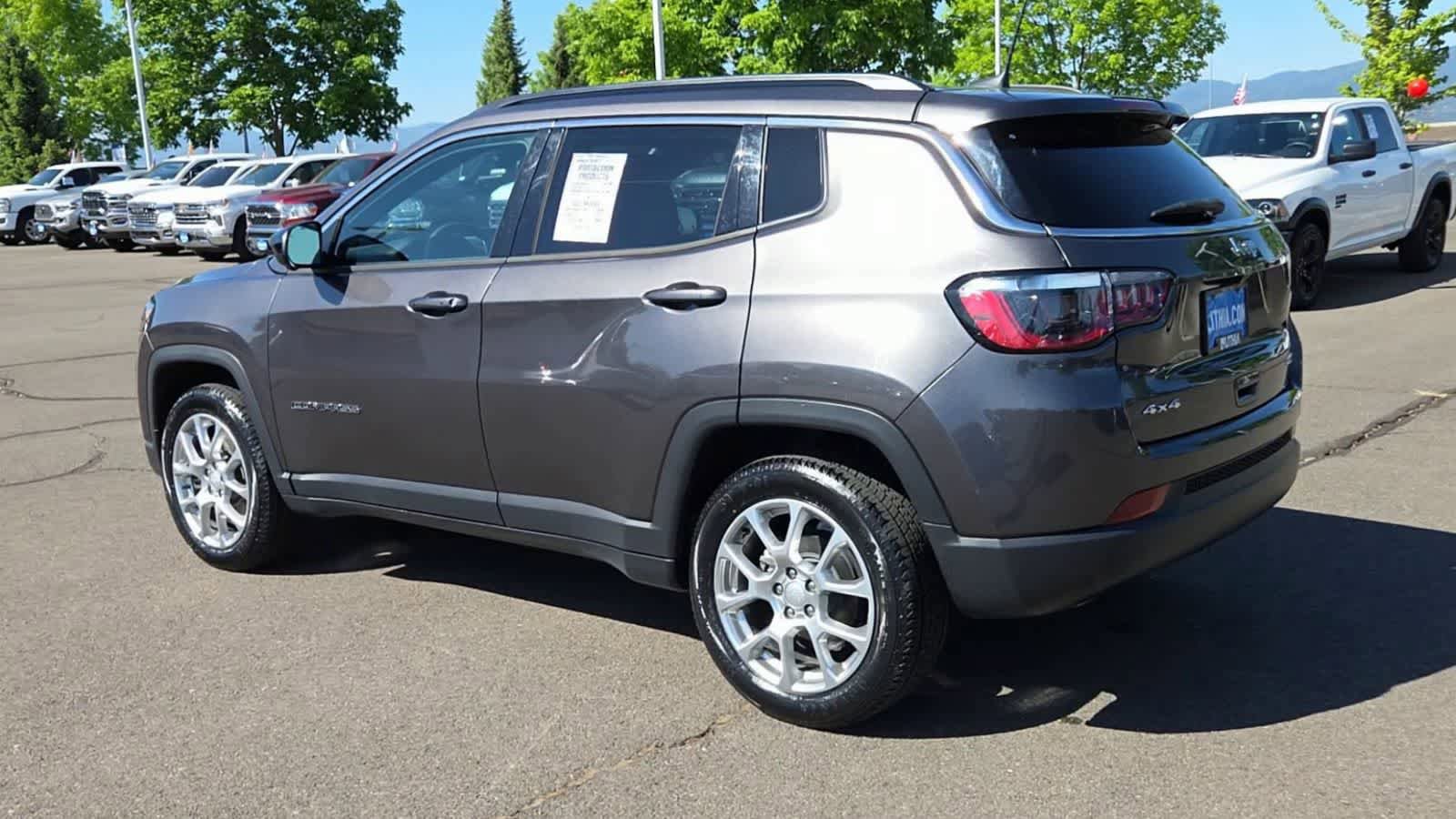 Used 2023 Jeep Compass Latitude w/ Sun and Sound Group AWD/4WD image 6