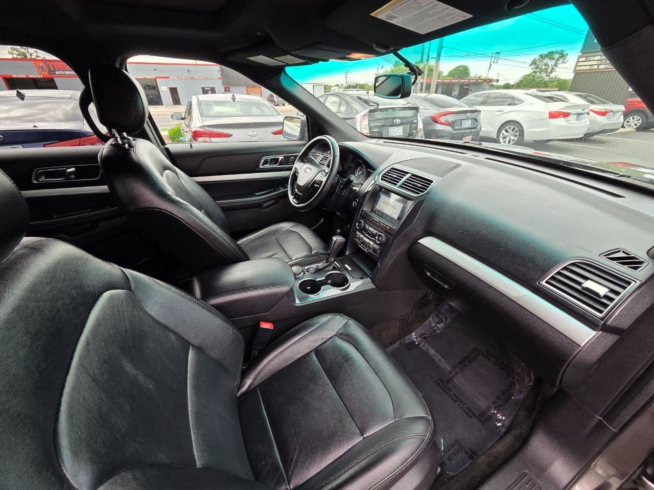 Used 2017 Ford Explorer XLT w/ Equipment Group 202A image 20
