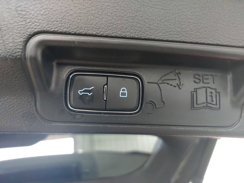 Used 2022 Ford Explorer XLT w/ Equipment Group 202A AWD/4WD image 14