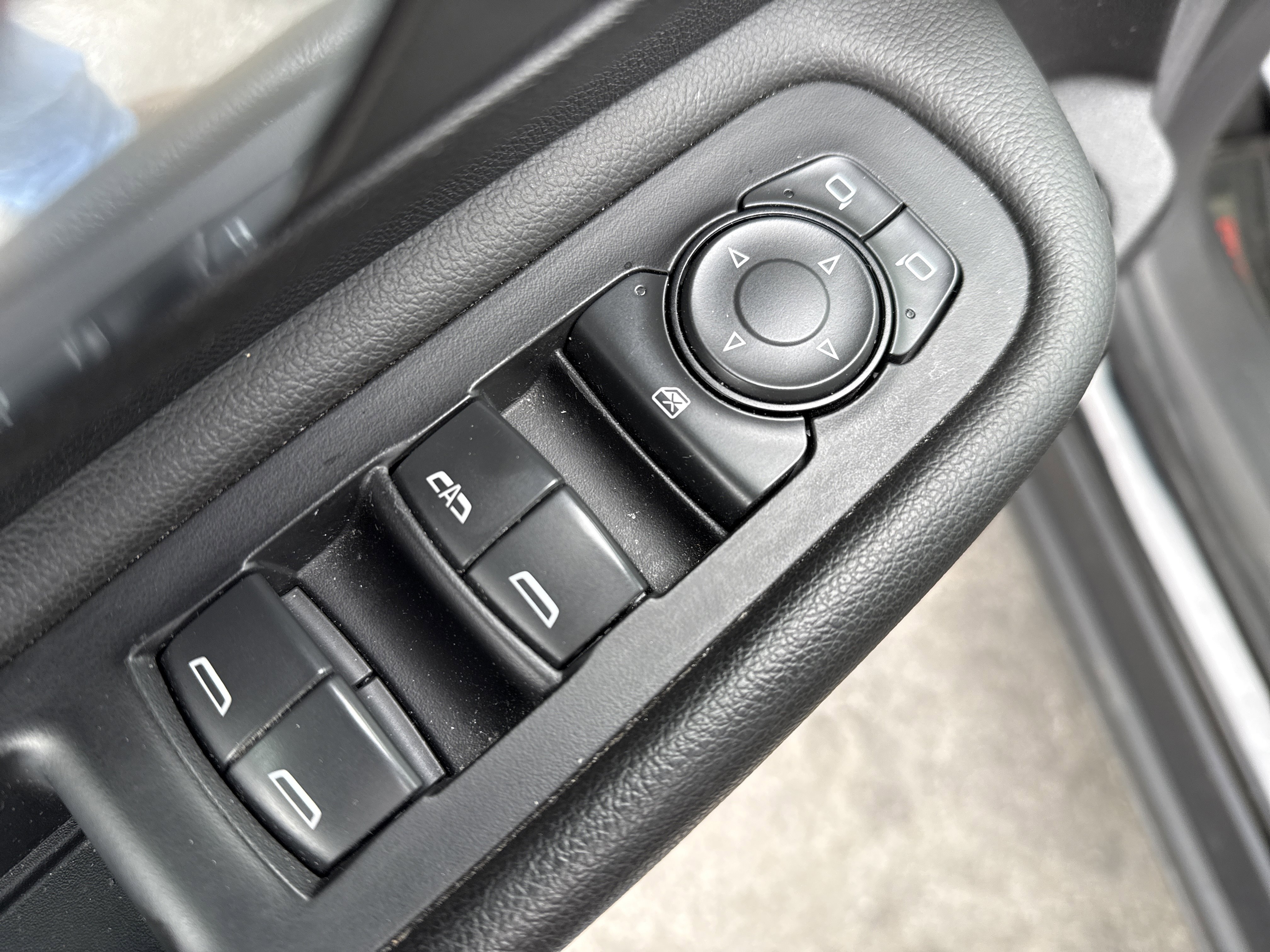 Used 2024 GMC Terrain SLE w/ Driver Convenience Package image 16