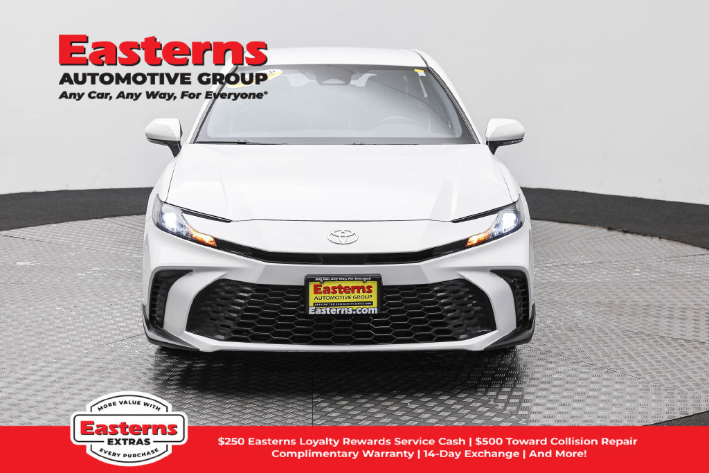 Used 2025 Toyota Camry SE FWD image 3